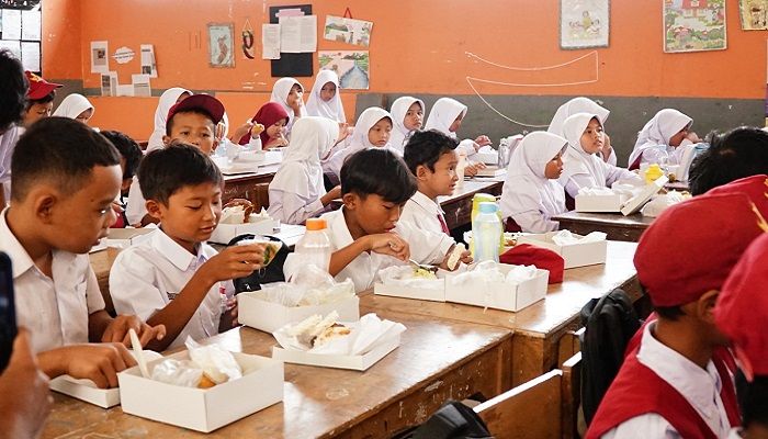 Polresta Bandung Pantau Uji Coba Pemberian Makanan Bergizi Gratis 