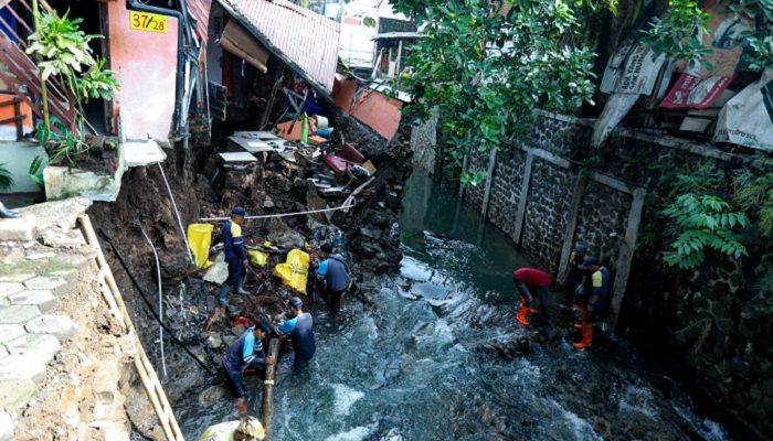 Kirmir Sungai Citepus Ambruk, 16 Kepala Keluarga Dievakuasi 