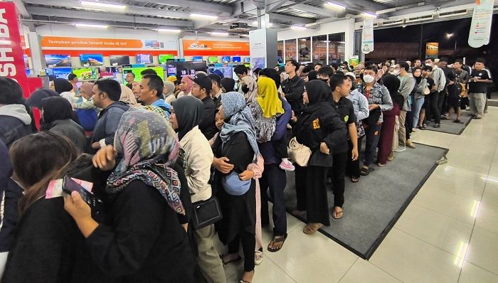 Ratusan Warga Antre Dapatkan Barang Elektronik Murah di Log In Megastore Cimindi