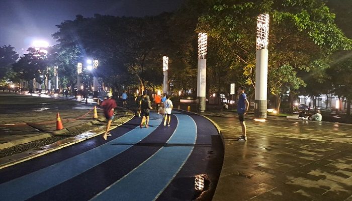 Asyiknya 'Night Run' di Lapangan Gasibu Bandung, Olahraga Alternatif Pekerja Kantoran