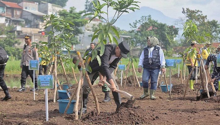 Pemkot Bandung Tanam 1.625 Bibit dan Bangun Kolam Retensi di Kawasan Bandung Utara