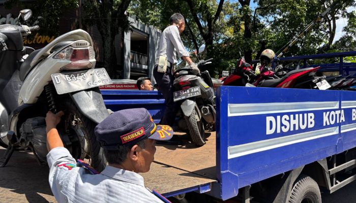 Dapat Laporan, Dishub Kota Bandung Gercep Langsung Tertibkan Parkir Liar