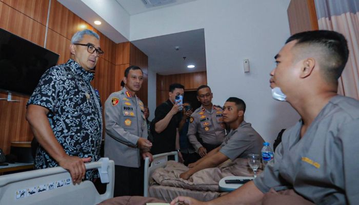 Jenguk Anggota Polisi Terluka Saat Pengamanan Laga Persib, Farhan Bilang Begini