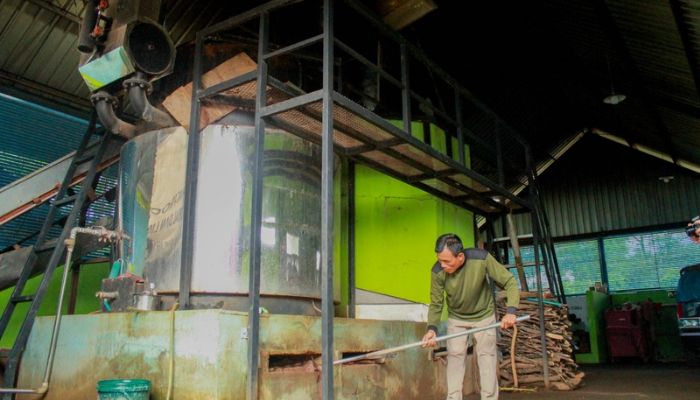 Sambut Hari Lingkungan Hidup, PLN UPT Bandung Kembangkan TPS3R dan Mesin Motah di Kabupaten Bandung