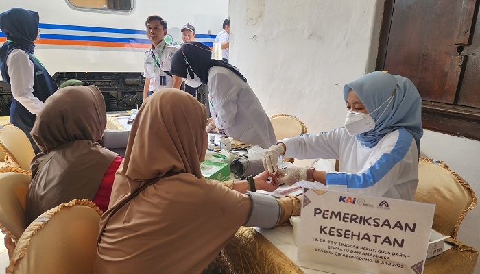 KAI Daop 2 Bandung Gelar Pengobatan Gratis dengan Rail Clinic di Stasiun Cikadongdong