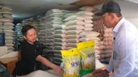 Jaga Stabilitas Harga Pangan, Perum Bulog Tinjau Penyaluran Beras SPHP di Pasar Gedebage