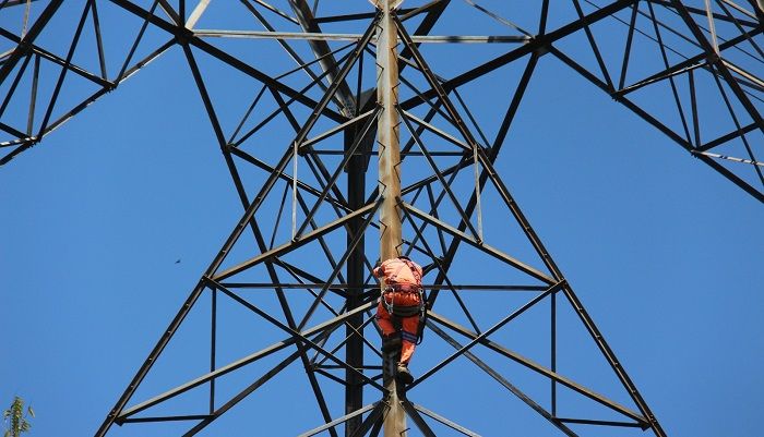 PLN UPT Bandung Pastikan Keandalan Listrik Jelang HUT RI melalui Climb Up Inspection SUTET 500 kV Saguling