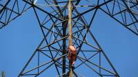 PLN UPT Bandung Pastikan Keandalan Listrik Jelang HUT RI melalui Climb Up Inspection SUTET 500 kV Saguling
