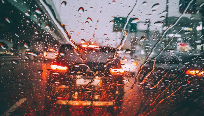 Pengemudi Wajib Waspada! Ini Tips Aman Berkendara Saat Cuaca Ekstrem