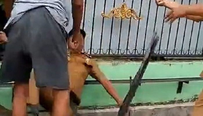 Viral, Lurah Medan Timur Jatuh ke Parit Didorong Warga saat Bongkar Polisi Tidur 