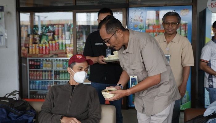 Hari Pangan Sedunia, KAI Daop 2 Bandung dan KAI Services Bagikan Aneka Makanan Pokok Lokal kepada Pelanggan di Stasiun