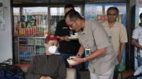 Hari Pangan Sedunia, KAI Daop 2 Bandung dan KAI Services Bagikan Aneka Makanan Pokok Lokal kepada Pelanggan di Stasiun