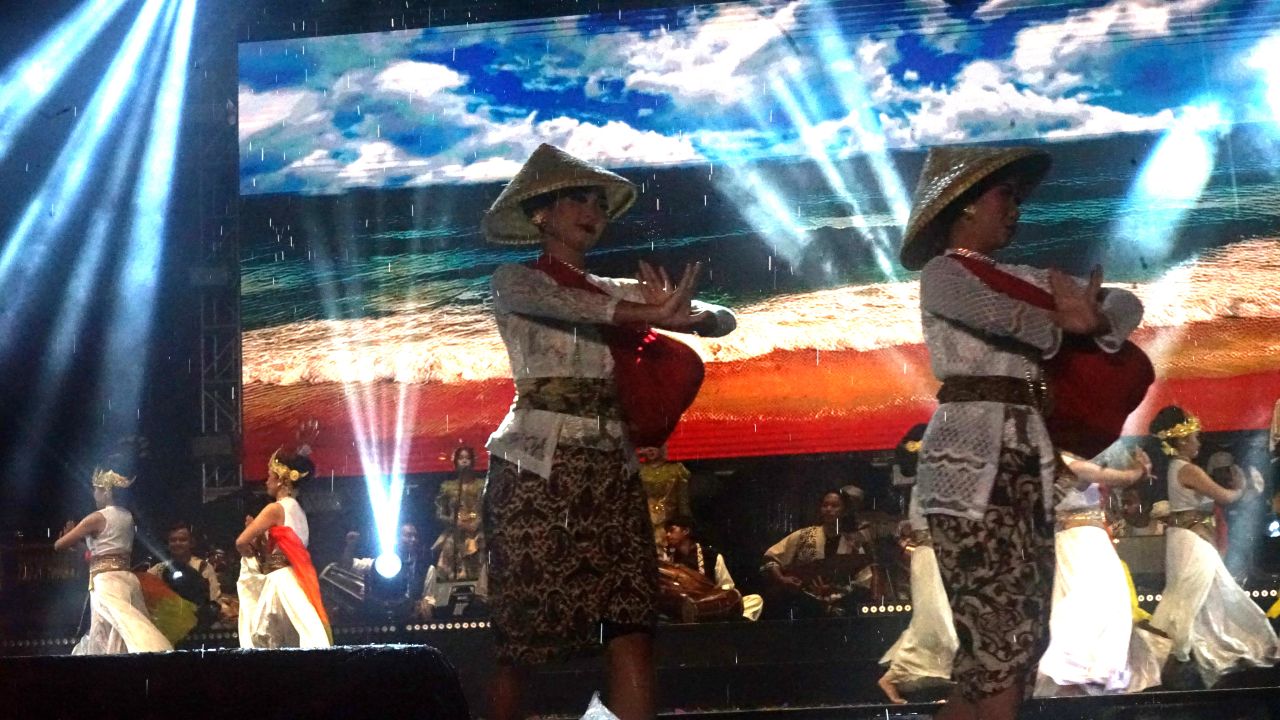 Hujan Tak Hentikan 369 Penari! Pangandaran Berguncang oleh Spektakel Ngaruat Jagat