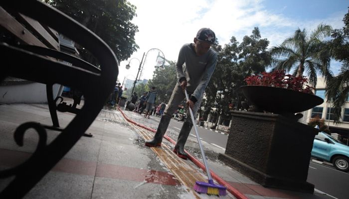 Di Balik Meriahnya Tahun Baru, Ratusan Petugas Bersihkan Bandung