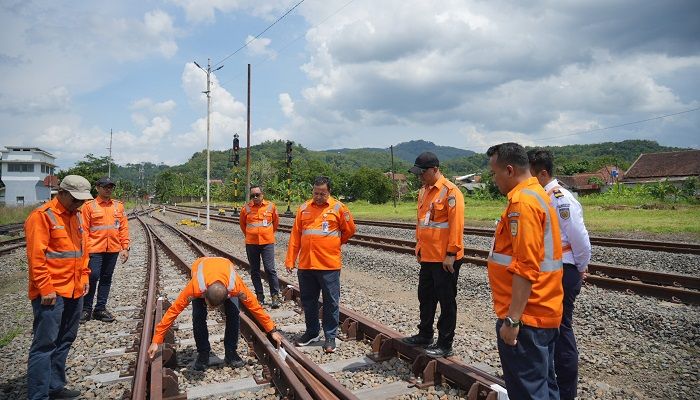 KAI Daop 2 Bandung Periksa Lintas, Pastikan Keselamatan Perjalanan dan Pelayanan Terjamin dengan Baik