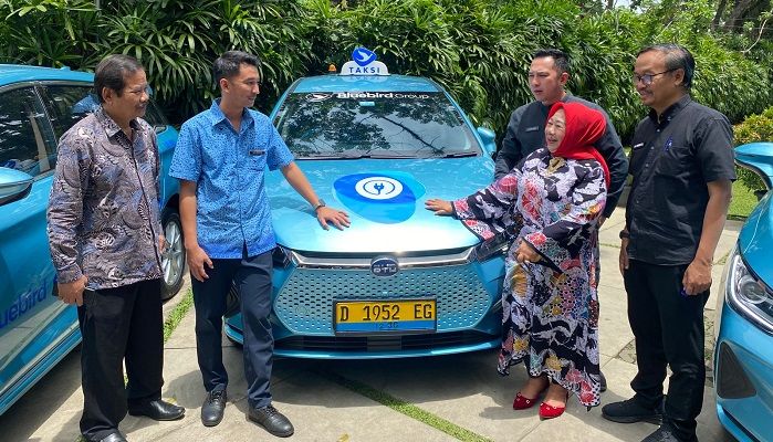 Bluebird Hadirkan Taksi Listrik Pertama di Bandung, Dorong Mobilitas Jelang Ramadan dan Lebaran