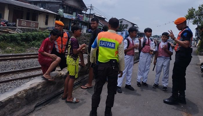KAI Daop 2 Bandung Tegas Larang Masyarakat Beraktivitas di Jalur Rel Saat Ramadan