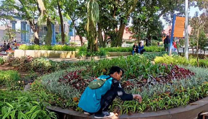 Ramai Pengunjung Libur Idulfitri, Taman Kota Bandung Tetap Bersih