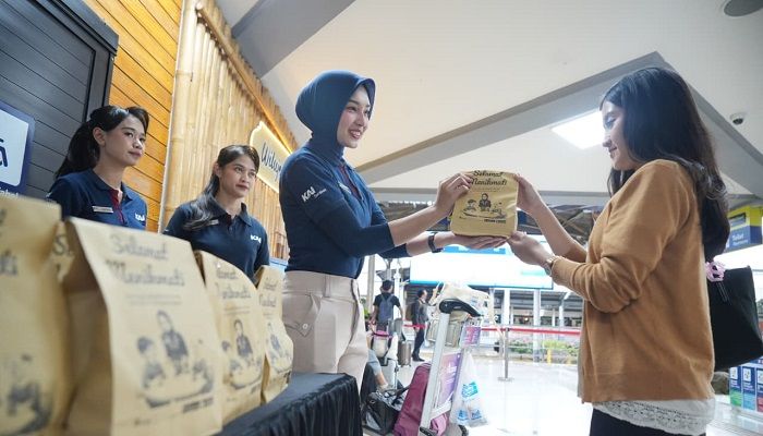 KAI Daop 2 Berikan Takjil Gratis untuk Penumpang KA Jarak Jauh Selama Masa Angkutan Lebaran 2026