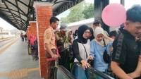 165 Relawan dari Komunitas Railfans dan Pramuka Pilih Layani Pelanggan di wilayah KAI Daop 2 Bandung