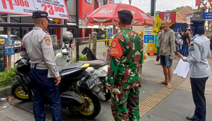 Dishub Bandung Tertibkan Parkir Liar, Puluhan Kendaraan Ditilang dan Diderek