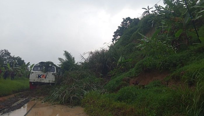 KA Ciremai Tertahan Longsor di Petak Jalan Maswati - Sasaksaat, KAI Daop 2 Kerahkan Tim Tanggap Darurat