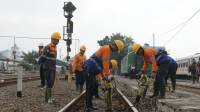 Tingkatkan Keselamatan dan Kenyamanan Perjalanan KA, Daop 2 Bandung Ganti 2.800 Meter Rel 