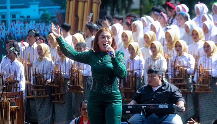 Ade Astrid hingga Ratusan Seniman Ramaikan Bandung Kota Angklung Festival 2026