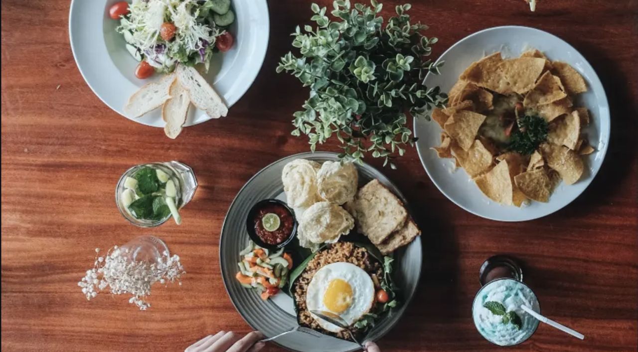 Bingung Mau Makan Siang? Ini 10 Tempat Kuliner Bandung yang Lagi Jadi Rebutan, Nomor 3 Bikin Ketagihan!