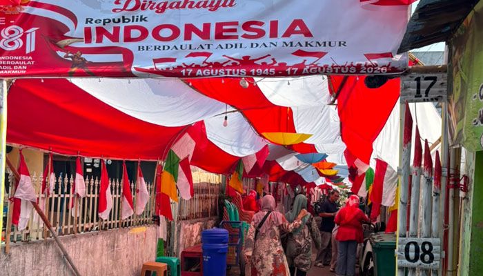 Warga Cikutra Sulap Jalan Jadi Terowongan Merah Putih 180 Meter Jelang HUT ke-81 RI