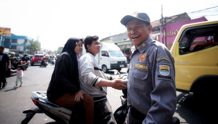 Kisah Inspiratif 27 Tahun Jadi Linmas, Darno Tak Menyangka Pengabdiannya Berbuah Tiket Umrah