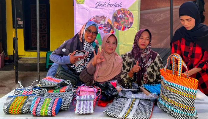 Kresek Bekas Disulap Jadi Tas hingga Dompet, Kreativitas Warga Bandung Ini Bikin Kagum