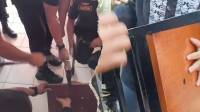 Jari Remaja 16 Tahun Tersangkut di Lubang Kursi Kayu, Damkar Bandung Turun Tangan