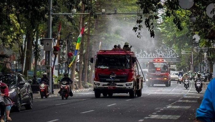 Pemkot Perkuat Mitigasi Abu Vulkanik, Masker hingga Penyemprotan Jalan