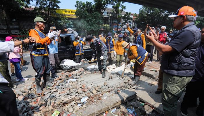 Trotoar dan Drainase Kiaracondong Dibersihkan, Farhan Soroti Aturan PKL dan Parkir